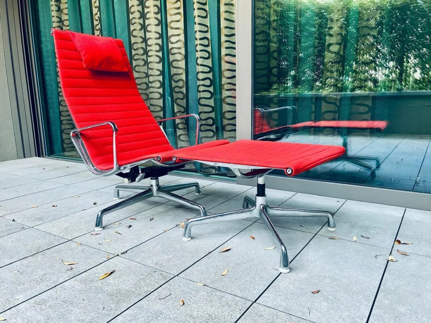 Set aus EA 124 Aluminium Chair und EA 125 Ottoman von Charles & Ray Eames für Herman Miller & Vitra, 1960er, 2 . Set