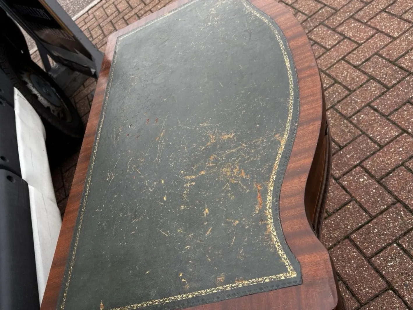Sheraton Revival Konsolentisch aus Mahagoni mit Serpentine-Front