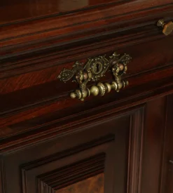 Sideboard aus geschnitztem Kastanienholz, 18. Jh