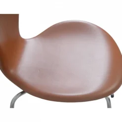 Sieben Stühle aus Nussholz und Leder von Arne Jacobsen, 1970er, 6er Set