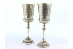 Silberkelche mit Gravuren und Relieffriesen