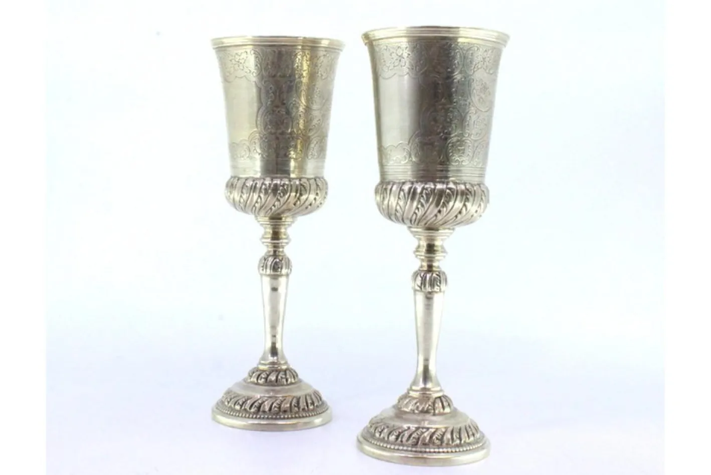 Silberkelche mit Gravuren und Relieffriesen