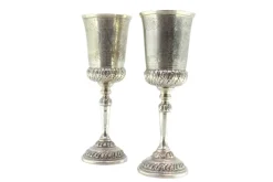 Silberkelche mit Gravuren und Relieffriesen