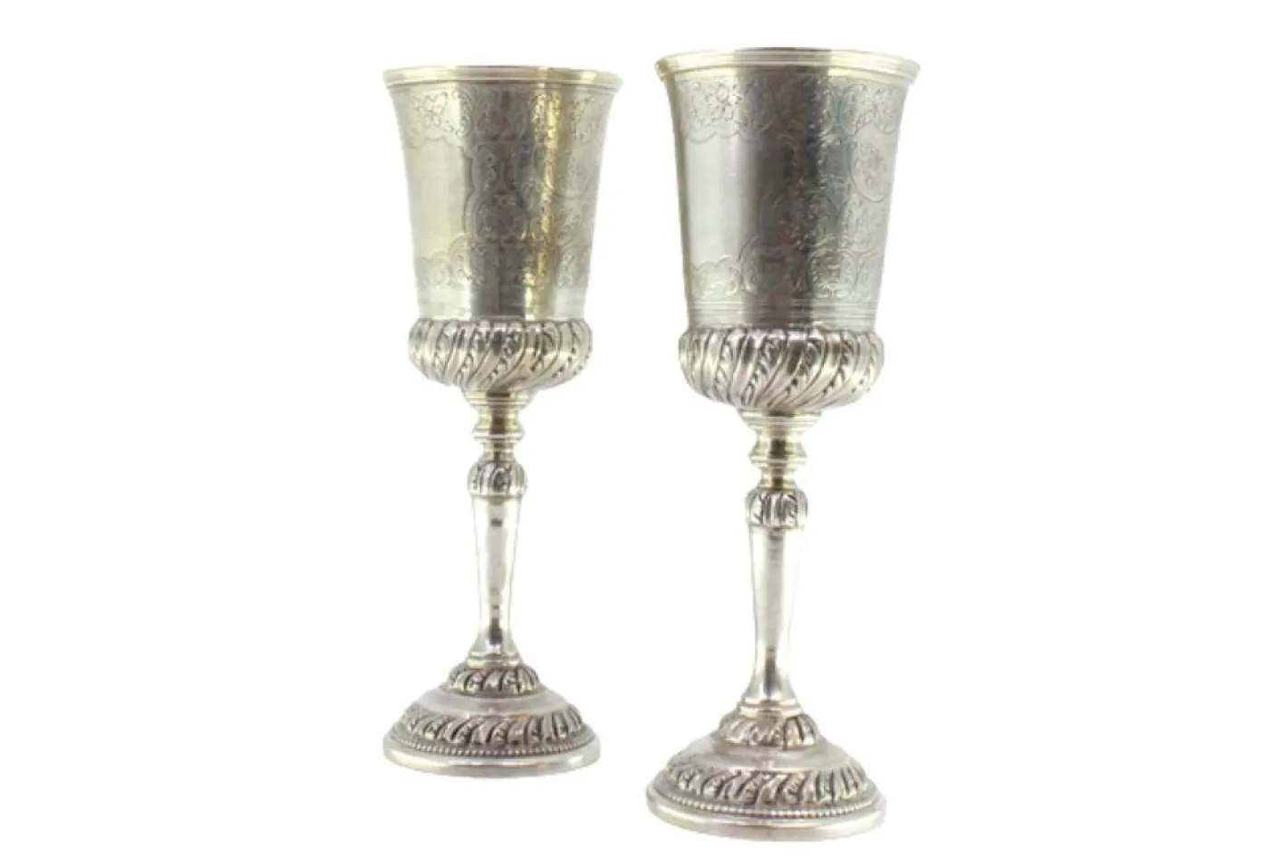Silberkelche mit Gravuren und Relieffriesen