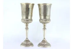 Silberkelche mit Gravuren und Relieffriesen