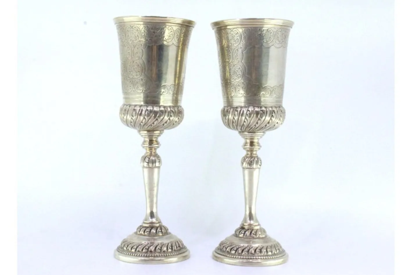 Silberkelche mit Gravuren und Relieffriesen
