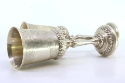 Silberkelche mit Gravuren und Relieffriesen