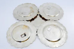 Silberne Brotteller mit Gravur und Muscheln