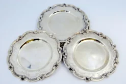 Silberne Brotteller mit Gravur und Muscheln