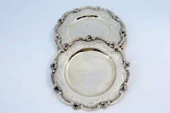 Silberne Brotteller mit Gravur und Muscheln