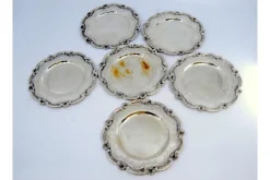 Silberne Brotteller mit Gravur und Muscheln