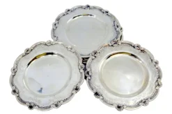Silberne Brotteller mit Gravur und Muscheln