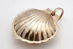 Silberne Butterdose in Form einer aufklappbaren Muschel