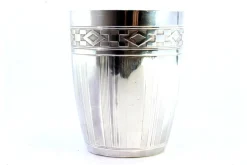 Silberner Becher mit griechischen Friesen und erhabenen oberen Bändern