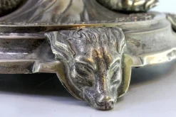 Silberner Obstschalen-Aufsatz mit gewelltem Glasbecher und Fisch- und Wölfe-Figuren