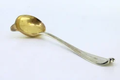 Silberner Soßenlöffel für Rechtshänder mit goldener Schöpfkelle und Streifen