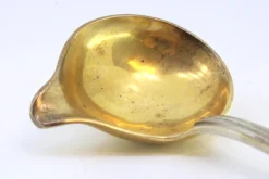 Silberner Soßenlöffel für Rechtshänder mit goldener Schöpfkelle und Streifen