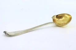 Silberner Soßenlöffel für Rechtshänder mit goldener Schöpfkelle und Streifen