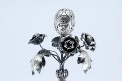 Silberner Zahnstocherhalter mit Blumen und Blättern
