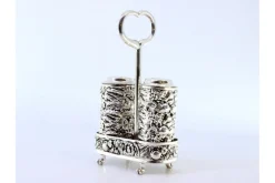 Silberne Salz- und Pfefferstreuer mit geprägten Blumenmotiven