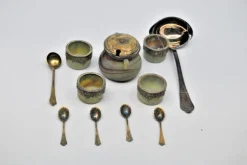 Silberne Salz- und Pfefferstreuer mit Glaskernen und Löffeln, 11er Set