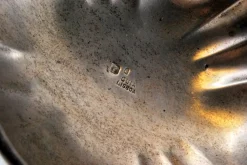 Silberne Sauciere ruht auf vier Füßen