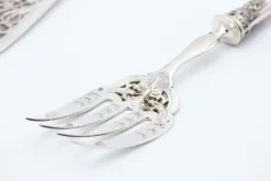 Silbernes Fischmesser und -gabel mit Ausschnitten, 2 . Set