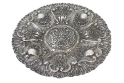 Silbernes Tablett mit portugiesischem Wappenrelief und floralen Motiven