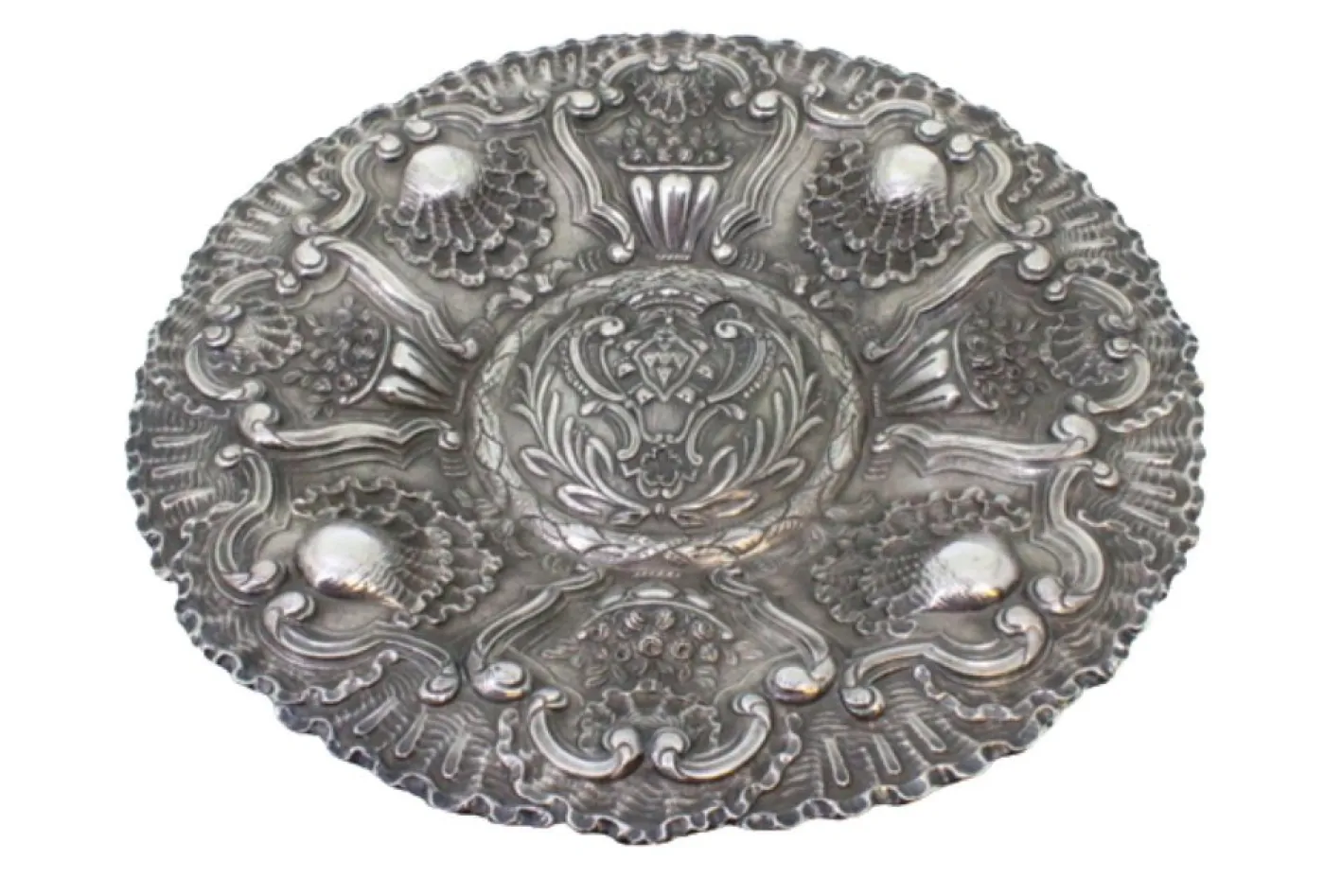 Silbernes Tablett mit portugiesischem Wappenrelief und floralen Motiven