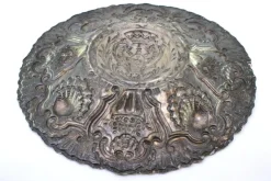 Silbernes Tablett mit portugiesischem Wappenrelief und floralen Motiven