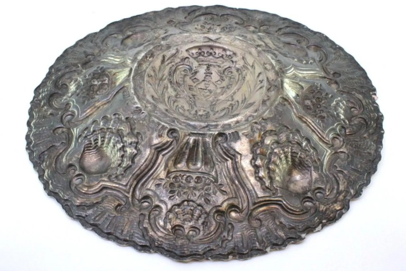 Silbernes Tablett mit portugiesischem Wappenrelief und floralen Motiven