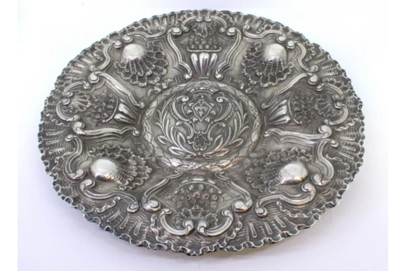 Silbernes Tablett mit portugiesischem Wappenrelief und floralen Motiven