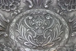 Silbernes Tablett mit portugiesischem Wappenrelief und floralen Motiven