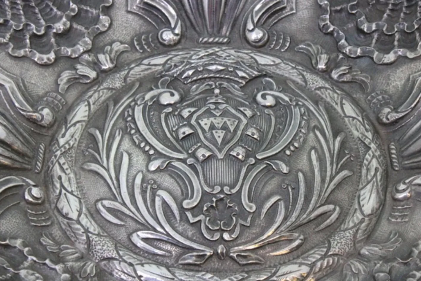Silbernes Tablett mit portugiesischem Wappenrelief und floralen Motiven