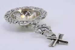 Silbernes Teesieb mit Blumenmotiven und Mühlengriff