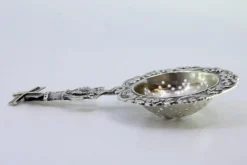 Silbernes Teesieb mit Blumenmotiven und Mühlengriff