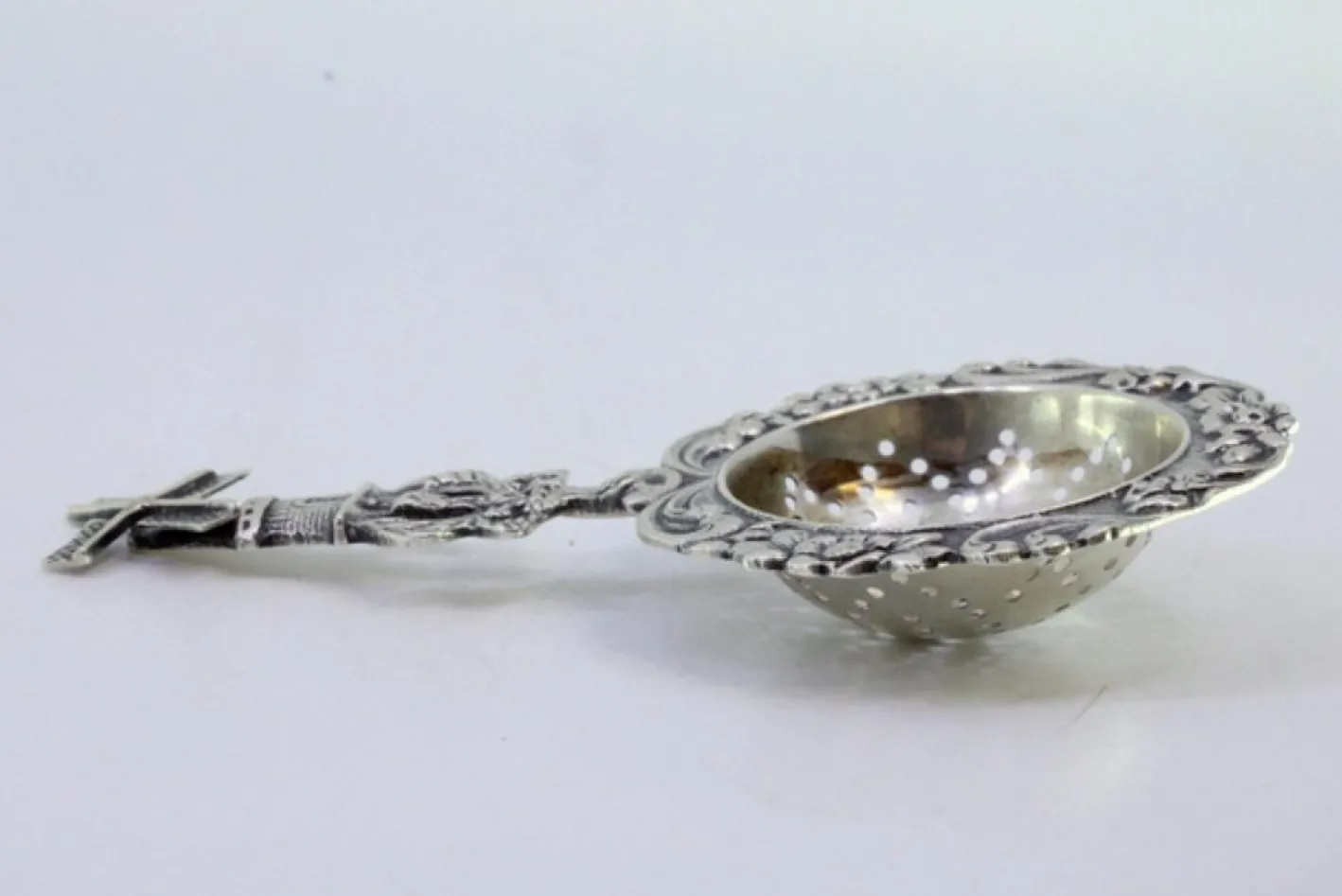 Silbernes Teesieb mit Blumenmotiven und Mühlengriff