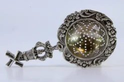 Silbernes Teesieb mit Blumenmotiven und Mühlengriff