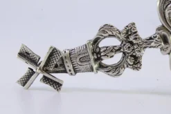 Silbernes Teesieb mit Blumenmotiven und Mühlengriff