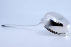 Silberne Suppenkelle mit Griffrillen