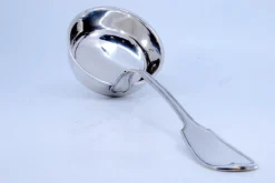 Silberne Suppenkelle mit Griffrillen