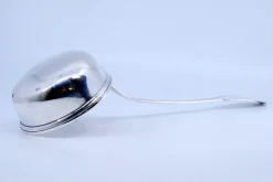 Silberne Suppenkelle mit Griffrillen