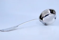 Silberne Suppenkelle mit Griffrillen