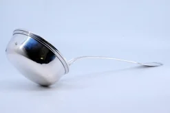 Silberne Suppenkelle mit Griffrillen