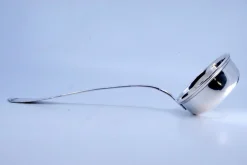 Silberne Suppenkelle mit Griffrillen