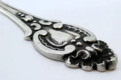 Silberne Suppenkelle mit Griffrillen und Monogrammkarte