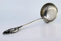Silberne Suppenkelle mit Griffrillen und Monogrammkarte