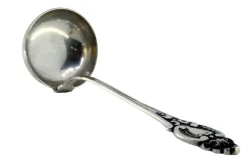 Silberne Suppenkelle mit Griffrillen und Monogrammkarte