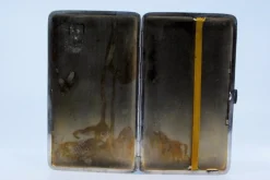 Silbernes Zigarettenetui mit geriffelten Bändern und Klappdeckel