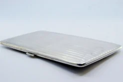 Silbernes Zigarettenetui mit geriffelten Bändern und Klappdeckel